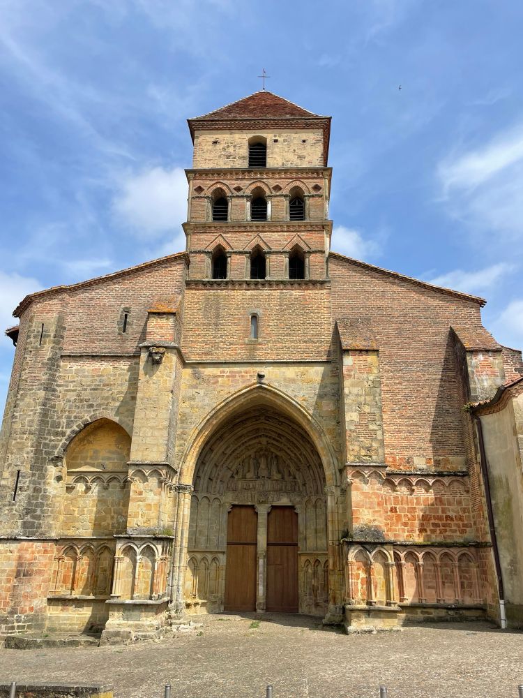 Vue de la façade de l’église Sainte-Quitterie d’Aire-sur-l’Adour.