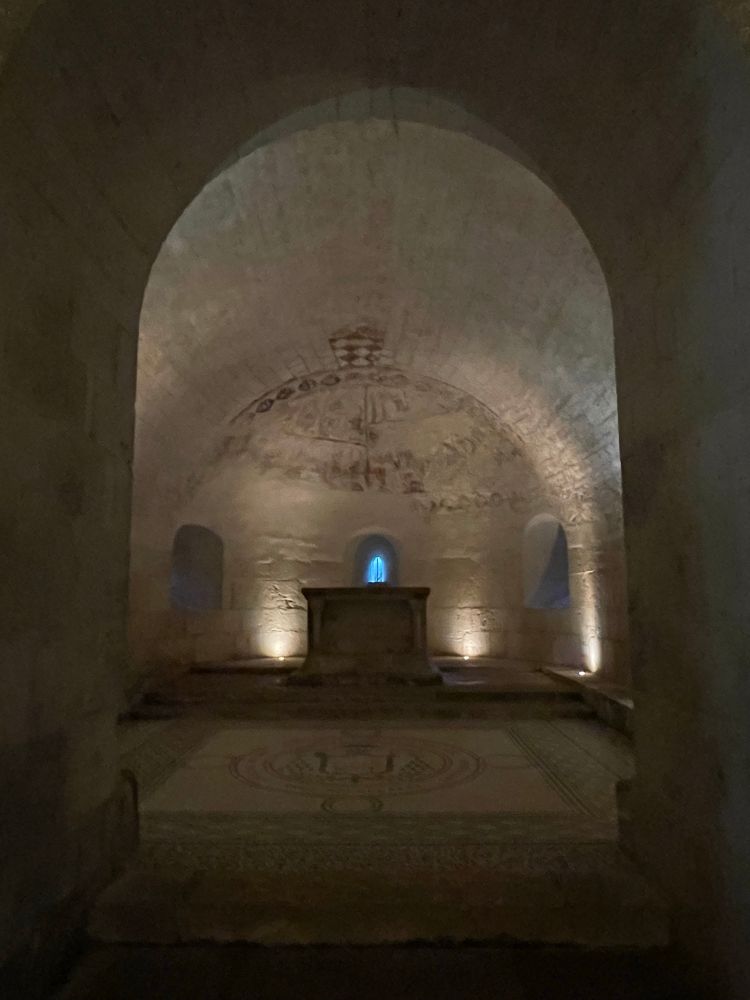 Vue d’une chapelle dans la crypte de l’église Sainte-Quitterie d’Aire-sur-l’Adour.