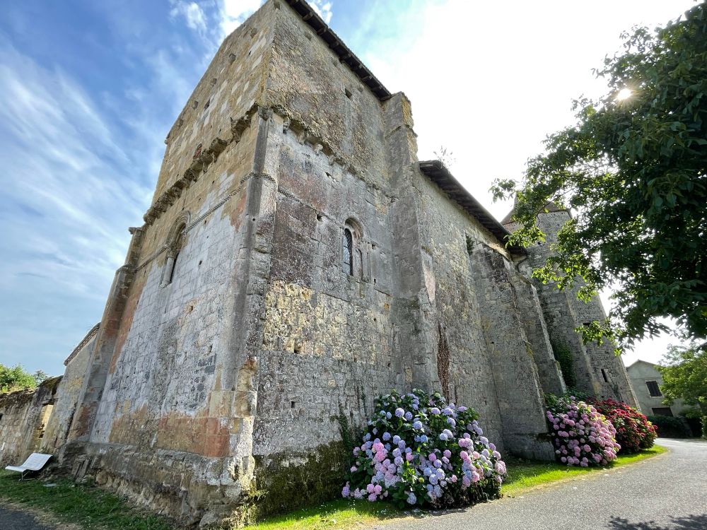 Vue du chevet de l’église Saint-Jean-Baptiste de Mazères à Castelnau-Rivière-Basse. 