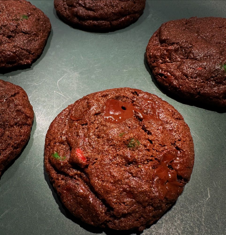 Chocolate cookies on a green plate 