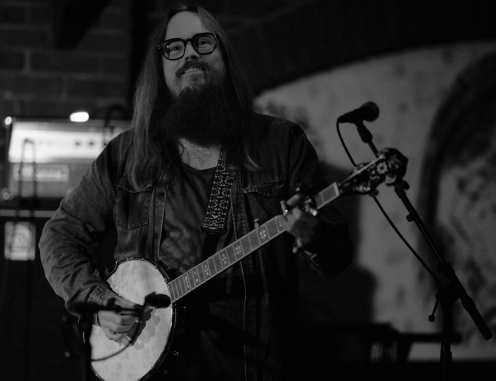 Me playing my banjo at Vinger Blues & Rock Club in Kongsvinger, Norway.