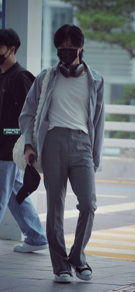 Taemin at the airport wearing gray bootcut trousers. Cr: kindergarten
