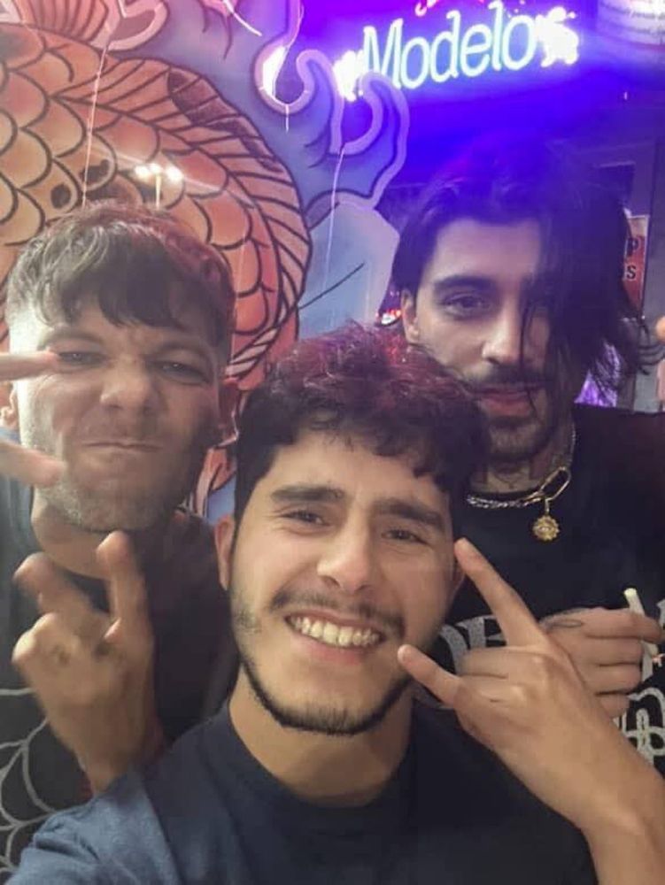 Louis Tomlinson, Zayn Malik selfie with a "fan" in NYC