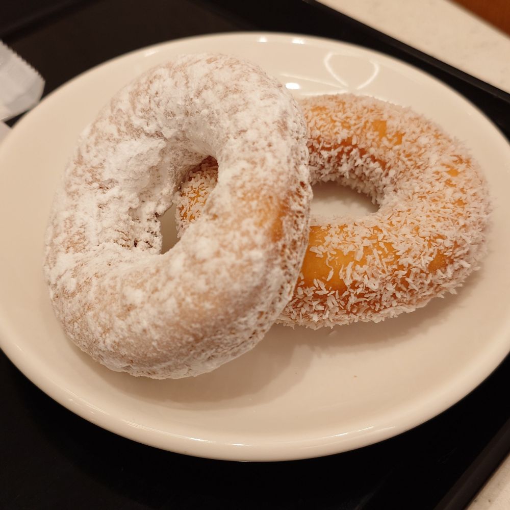 ミスタードーナツの箕面店のみで買える限定ドーナツ。
上がパウダード。下がココナツ。