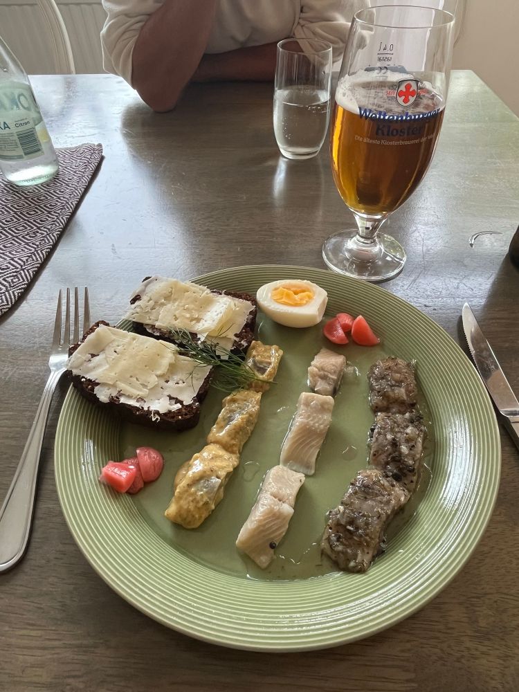 En tallrik med tre sorters sill, rågbröd, prästost och ägghalva samt en öl. Allt serverat i matsalen på Sjöbo gästgiveri