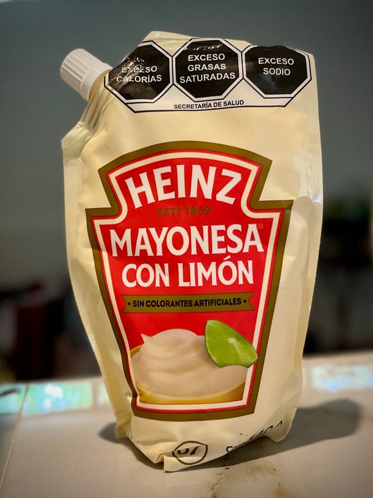 Heinz mayonnaise with lime in a bag with the label in Spanish 