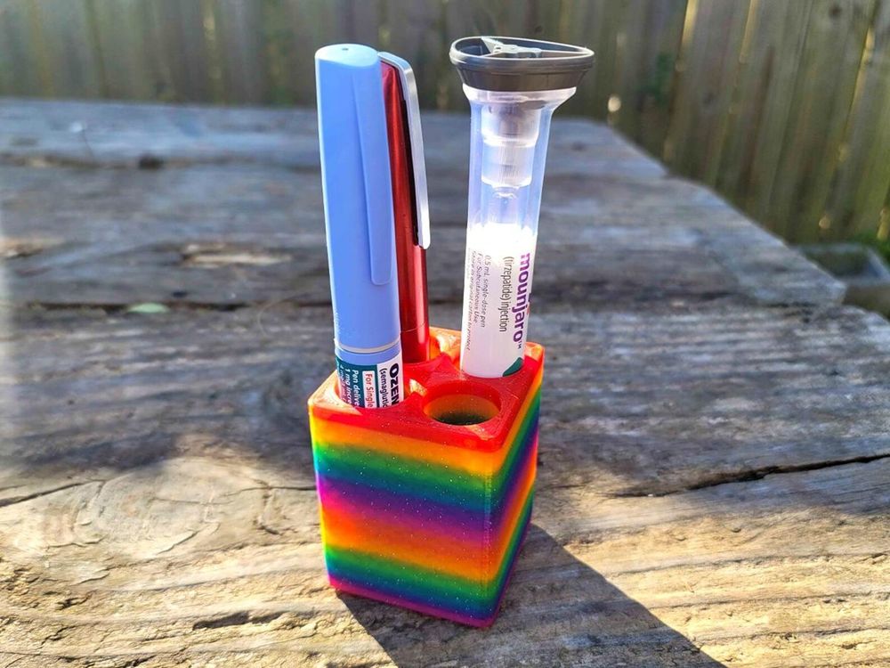 This is a cube for holding 4 pens upright in SPARKLE RAINBOW