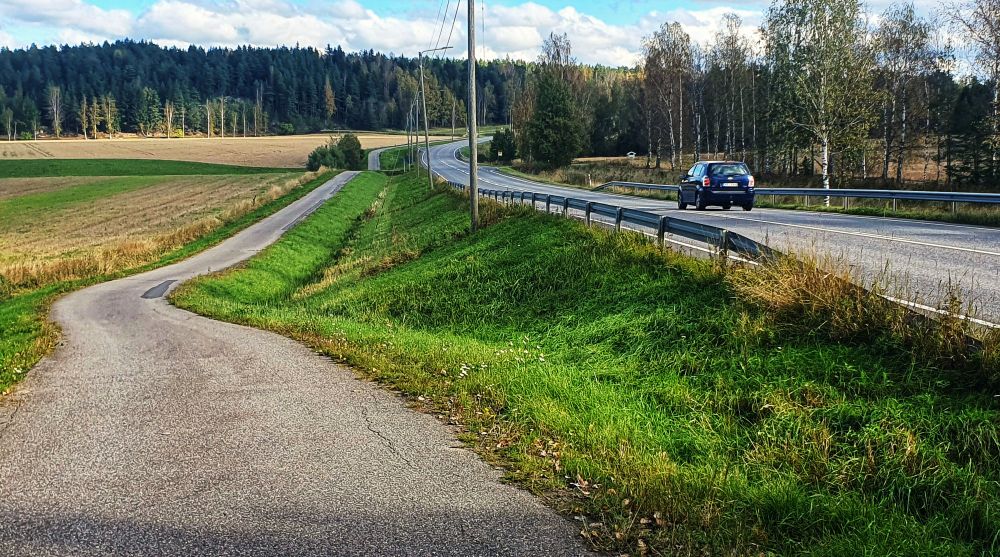 A rural road with a smooth gradient next to a cycle path with much steeper gradients and more altitude covered over the same distance. 