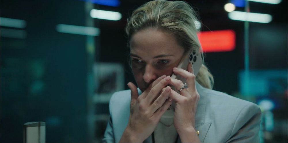 Rebecca Ferguson on the phone in A HOUSE OF DYNAMITE
