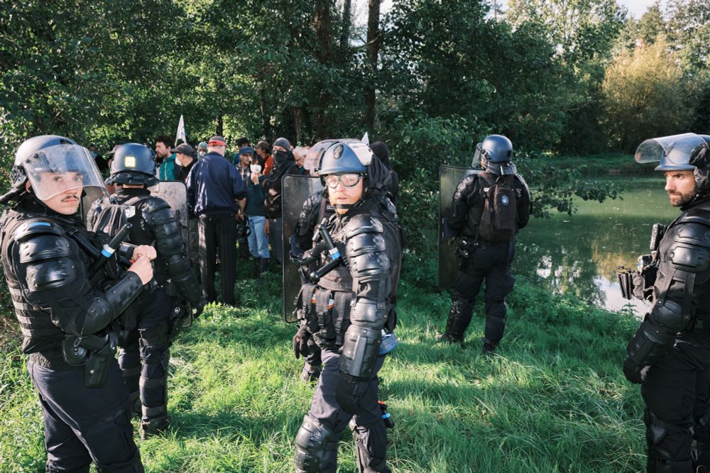 Mobile policeman blocking demonstrators path in St-Colomban, France on September 28, 2024. Protest La tete dans le sable et les Soulevements de la terre In Saint Colomban, south of Nantes, the bocage and farmland are being destroyed to make way for sand extraction and industrial market gardening. Adrien Auzanneau / Hans Lucas #hanslucas