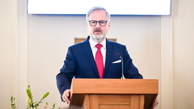 Předseda vlády Petr Fiala nepodpořil snahy části Evropské unie o sledování online komunikace občanů. Jde o takzvaný Chat Control, který má bojovat za ochranu dětí a jejich zneužívání, a to skenováním i šifrovaných aplikací. Návrh této legislativy se během probíhajícího dánského předsednictví v Radě EU opět dostal na stůl.

Fiala má obavy, že by sledovací legislativa mohla být zneužitá pro jiné účely, než pro jaké je navržena, na což dlouhodobě upozorňují i kritici. V ohrožení je soukromí občanů s odkazem na bezpečnost. Což je takový tradiční mustr, když se omezení soukromí dostane na stůl.

Ministr vnitra Vít Rakušan doplnil, že návrh Chat Control nemá v rámci států Evropské unie podpory většiny.

“ChatControl je tzv. CSAM, zákon o ‚ochraně dětí‘, který ale ze strany Komise počítal i se skenováním obsahu všech našich zpráv, ještě na naší straně aplikace, takže i ty, které neodešlete, jen drafty. Nyní je již pár let zaseknutý v Radě EU – i díky vám. Vlády se bojí,” shrnula nedávno pirátská europoslankyně Markéta Gregorová.

Dánská vláda chce Chat Control protlačit na úrovni Rady EU (úroveň ministrů jednotlivých zemí), dříve se o to pokoušelo Maďarsko.

“Zde však přichází vhod znalost legislativních procesů EU. Po dosažení pozice v Radě (členské státy) boj nekončí. Přichází teprve tzv. trialogy, tedy snaha o nalezení kompromisu mezi pozicí Rady a Evropského parlamentu. A tyto dvě pozice nemohou být vzdálenější. Alespoň zatím. Jak jsme si potvrdili na jednání zpravodajů, pozice Evropského parlamentu zůstává ostře proti, a to i přes lidovce (EPP), kteří se snaží to tlačit oknem po vykopnutí dveřmi. Minimálně další čtyři roky by tedy ‚šmírovací‘ kompromis neměl být. Snahy ale pořád jsou. Mějme tak oči na šťopkách,” doplnila Gregorová.