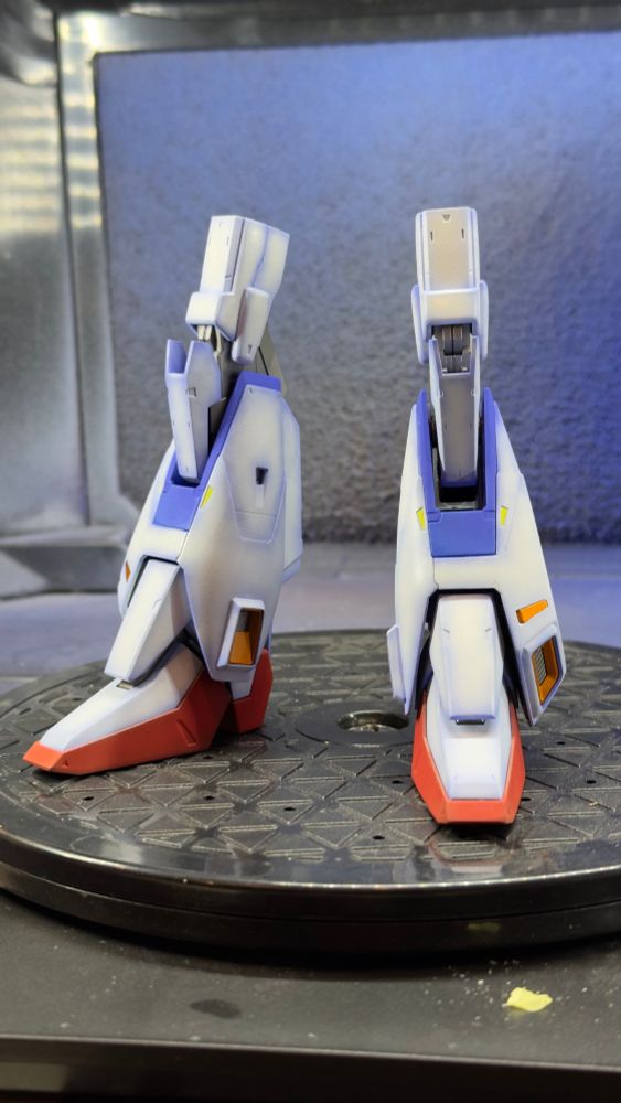 Disembodied legs of the Zeta Gundam, standing on a rotating platform.