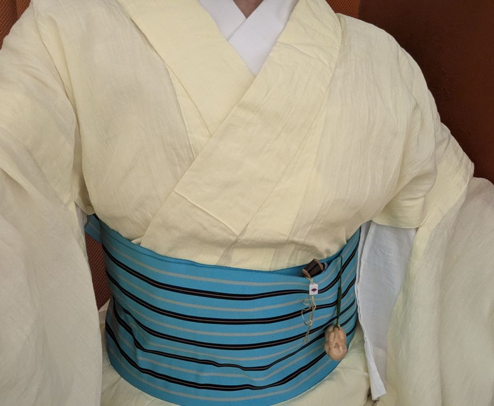 レモンイエロー無地麻着物にターコイズブルーにネイビーとベージュの縞博多半幅帯、白麻襦袢麻半襟の今日の着物