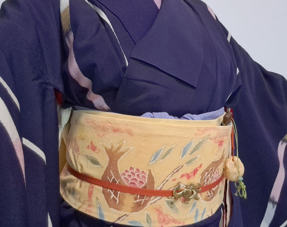 紫紺地破れ立涌着物に黄色地臈纈柘榴柄帯、狐帯留根付