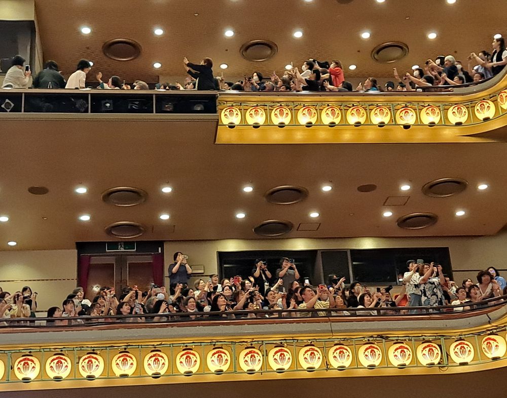 2階3階まで千穐楽サービス