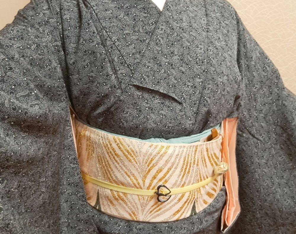 黒地『一藤二鷹三茄子』江戸小紋、金銀糸帯に燕帯留