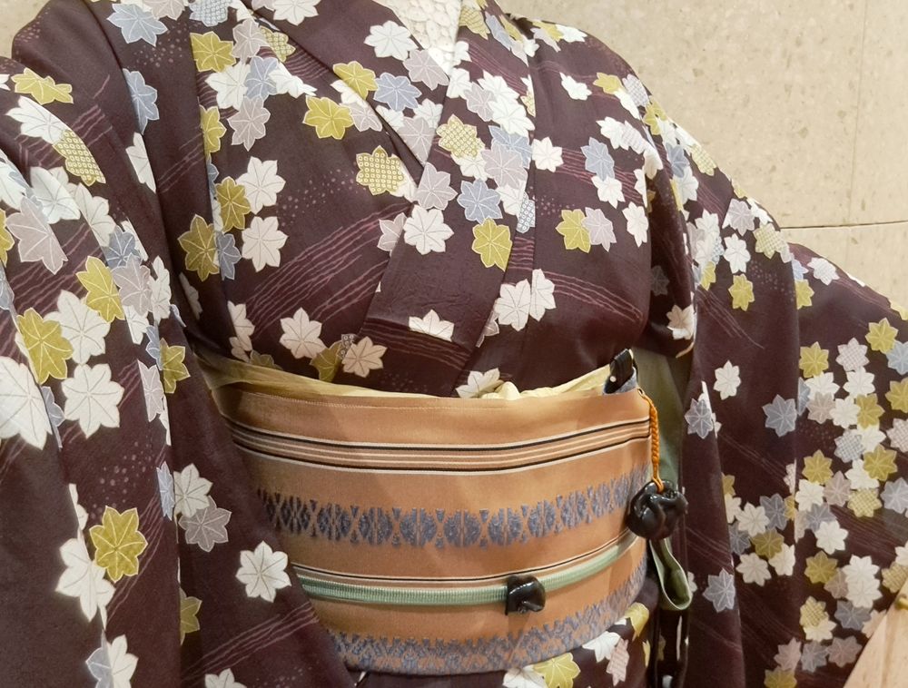 栗梅色地に楓模様の単衣着物に狐色博多献上帯