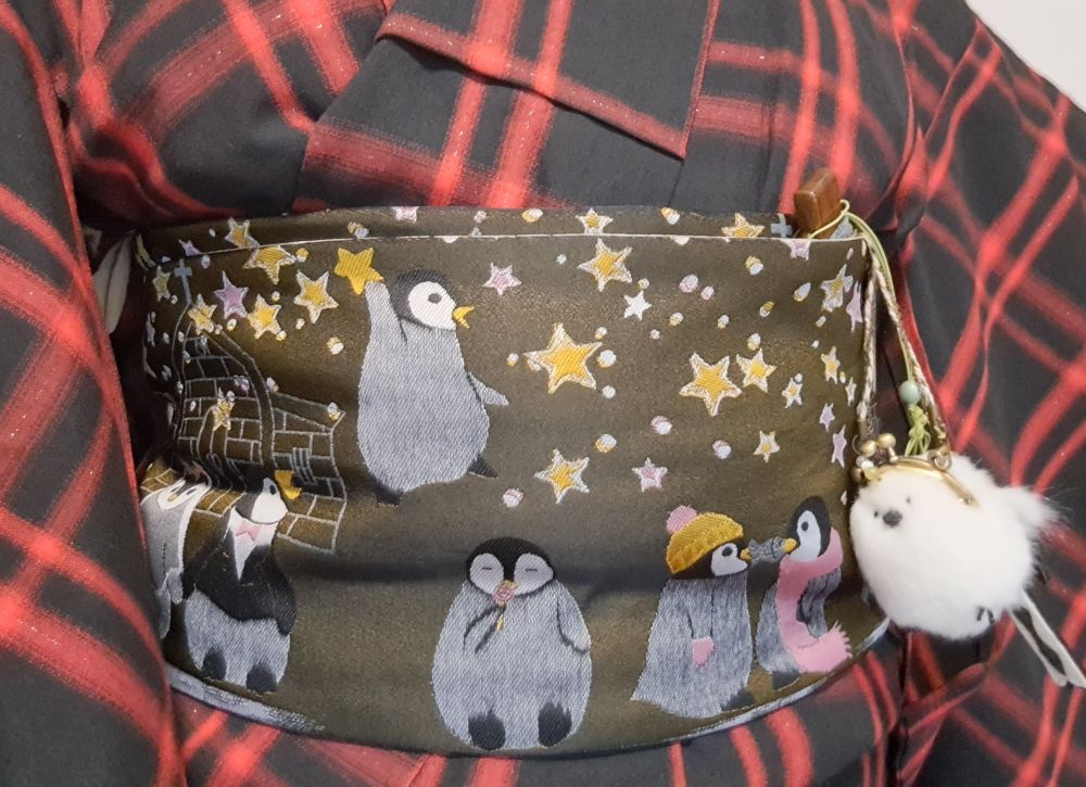 赤黒格子銀ラメ入りのウール着物、ペンギンの半幅帯