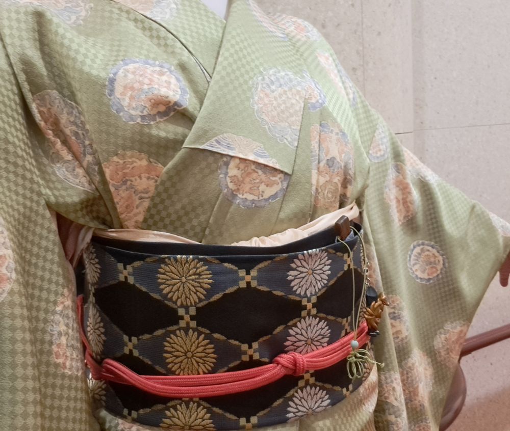 鶸色地神獣（多分。）文着物に黒地金銀菊菱帯