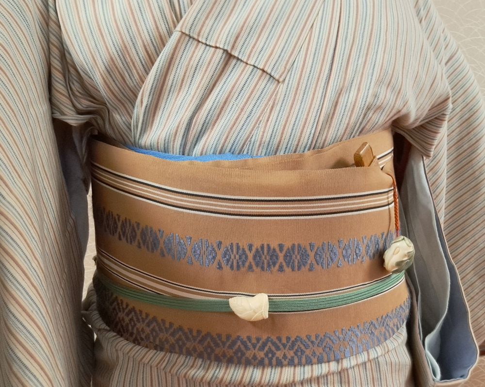 館山唐桟文化縞着物、狐色博多献上帯、タケノコ帯留柏餅根付