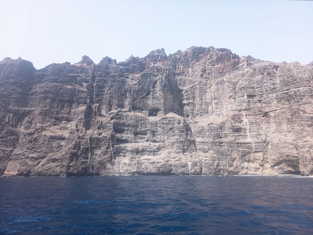 Riesige Klippen vom Meer aus