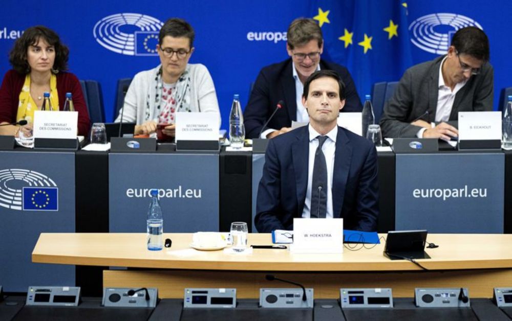 Wopke Hoekstra pleit bij Europees Parlement voor meer klimaatambitie: belasting op vliegen en einde ...