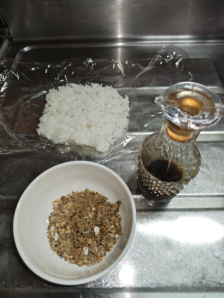 粉々のイワシせんべいと白米と醤油