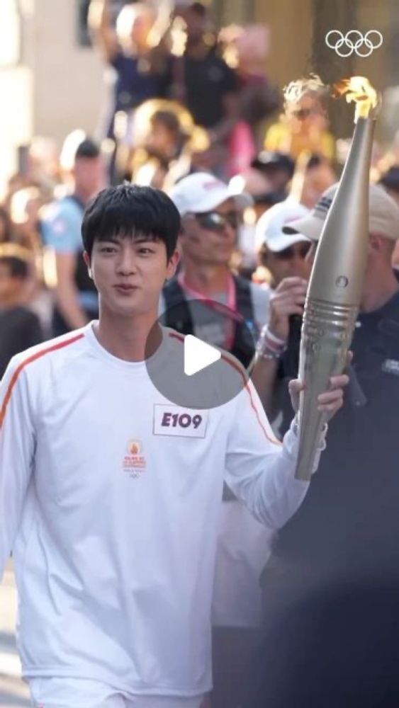 올림픽 on Instagram: "BTS Jin과 함께 한 2024 파리 올림픽 성화봉송 🔥

1️⃣1️⃣ days to go until #Paris2024! 🇫🇷
👀 Watch the Torch get closer and closer with BTS Jin 🔥"