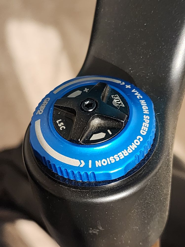 Fox 38 damping adjuster. Bump (compression) is blue.