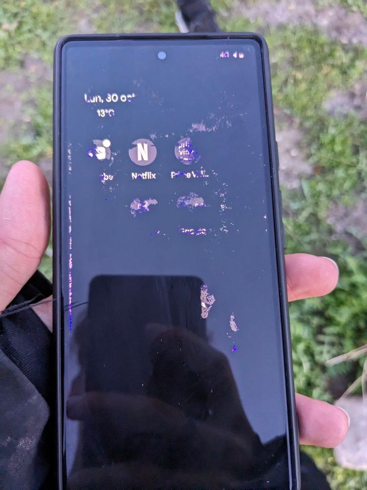 Pixel 6 Pro mit einem kaputten Bildschirm, komplett schwarz bis auf einige kleinere Bereiche.