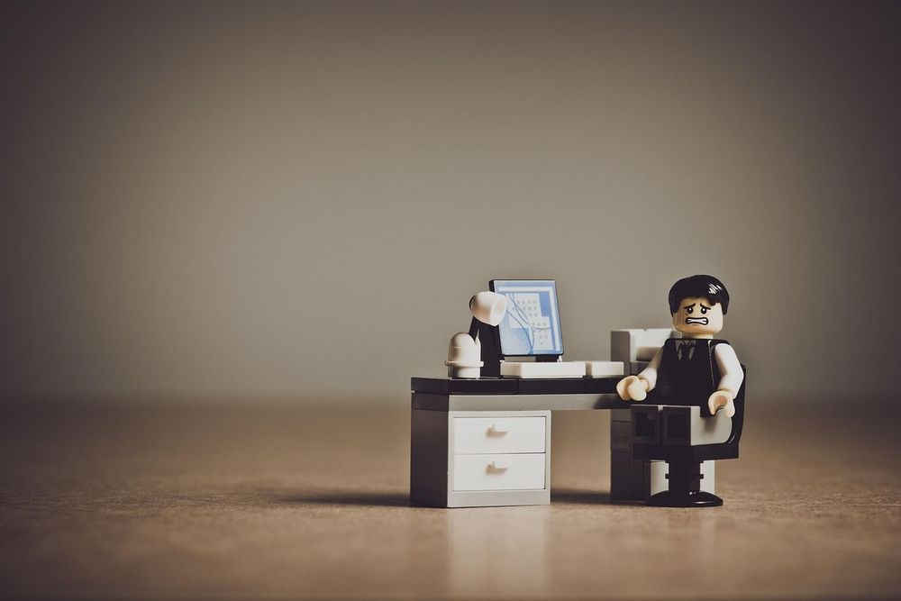 LEGO Business – verzweifelt [Bild von kirill_makes_pics auf Pixabay]