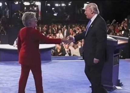 Photo de Clinton et Trump se serrant la main lors d'un débat 