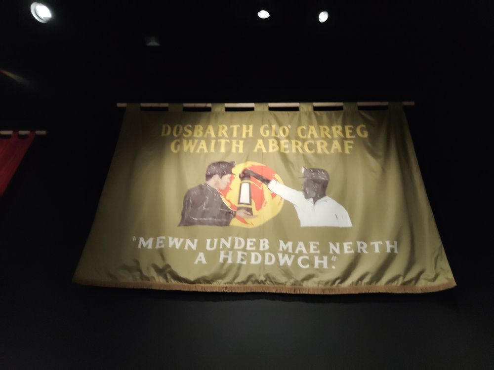 Baner sy'n dweud mewn undeb mae nerth a heddwch

A banner that says that in union there is strength and peace