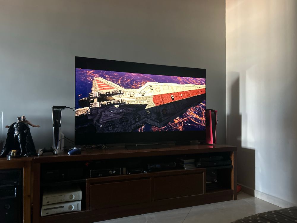 Um cruzador da república voando sobre Coruscant