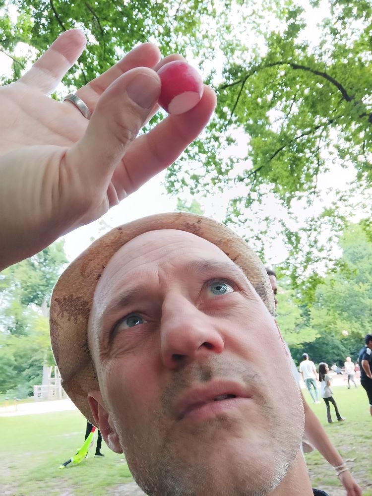 Lars betrachtet ein Radieschen