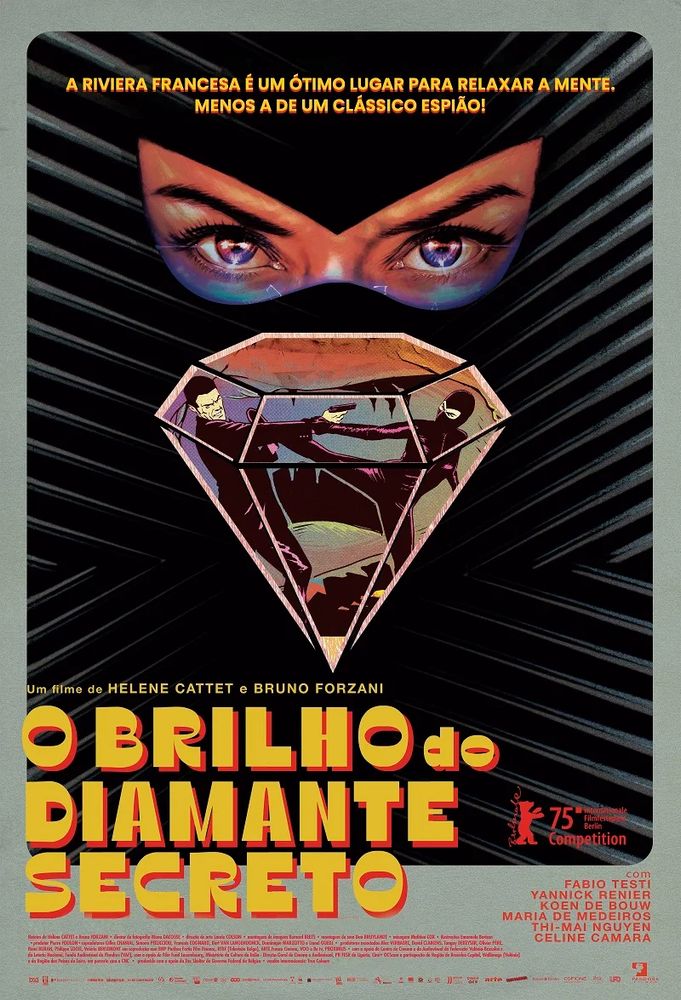 Pôster oficial do filme "O Brilho do Diamante Secreto", uma obra dos diretores Hélène Cattet e Bruno Forzani. A arte do cartaz tem estilo de ilustração gráfica com forte inspiração retrô, homenageando diretamente a estética dos filmes de espionagem europeus e dos suspenses "giallo" das décadas de 1960 e 1970. O fundo escuro e texturizado serve como uma tela para os elementos vibrantes e misteriosos que compõem a cena.

Na parte superior, um par de olhos femininos intensos, de cor violeta, encara o espectador por trás de uma máscara preta que cobre o resto do rosto. Esta imagem icônica evoca imediatamente o arquétipo da espiã ou da ladra enigmática. Acima dos olhos, a frase "A Riviera Francesa é um ótimo lugar para relaxar a mente. Menos a de um clássico espião!" serve como um tagline que estabelece o gênero de suspense e o cenário glamoroso da trama.

O elemento central da composição é um grande diamante lapidado, que funciona como uma janela para a ação do filme. Em vez de simplesmente refletir a luz, as facetas da joia revelam uma cena de confronto entre duas figuras de terno, possivelmente um homem e uma mulher, em uma luta corporal. Essa escolha de design inteligentemente insere o conflito principal da história dentro do objeto de desejo que move a narrativa.

Na seção inferior, o título do filme, "O Brilho do Diamante Secreto", é exibido em uma tipografia amarela, grande e com efeito de sombra, reforçando o visual vintage. Ao lado, o logotipo do Urso de Prata do Festival de Berlim (Berlinale) destaca a participação do filme na competição de sua 75ª edição. Abaixo, estão listados os nomes do elenco e os créditos da produção.