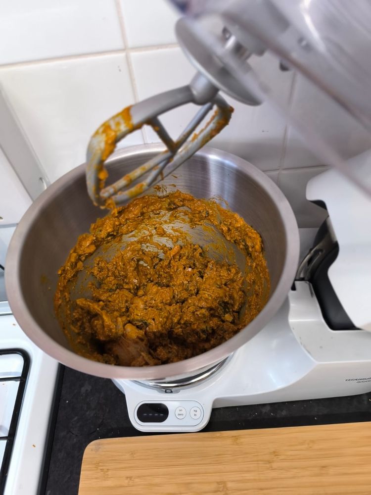 2 chicken breast diced to large chunks, 1 jar vindaloo paste, 1 tablespoon of home made garlic puree, i teaspoon of homemade habenero paste, garam masala, madras curry powder, cumin powder, cayenne, 1 tablespoon of coconut cream.

I let the machine massage/mix it for 15 minutes and then rested it for 30 minute before adding to the base.