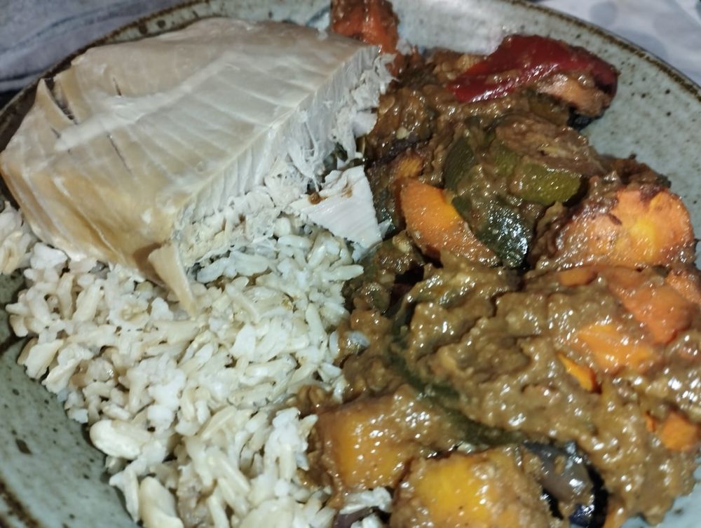 Brown basmati rice, steamed tuna steak, roast Mediterranean veg in my home-made garlic mushroom, onion and vine tomato sauce with a heavy splash of Peri Peri.

Soy sauce and vinegar and a spoon of horseradish was also used on the tuna and rice.

portion pictured is dinner, the leftovers are lunch after gym tomorrow.