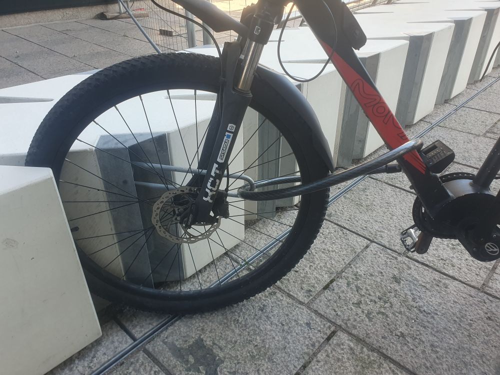 En som har lang nok lås til å kunne låse ramme og forhjul til stativet. Ikke bakhjulet, som anbefalt. For det ville vært svært klønete. 