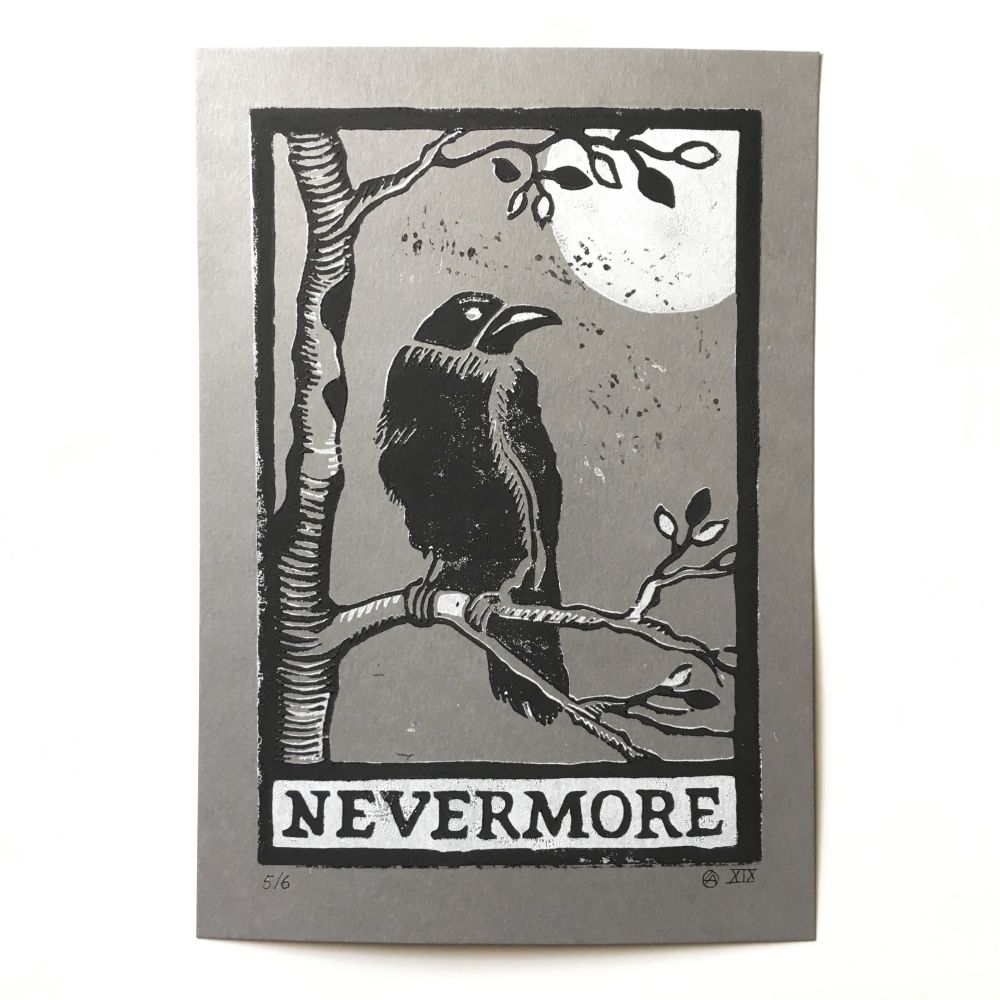 Corbeau sur une branche, en linogravure, blanc et noir sur papier gris. En bas « Neveremore » écrit.