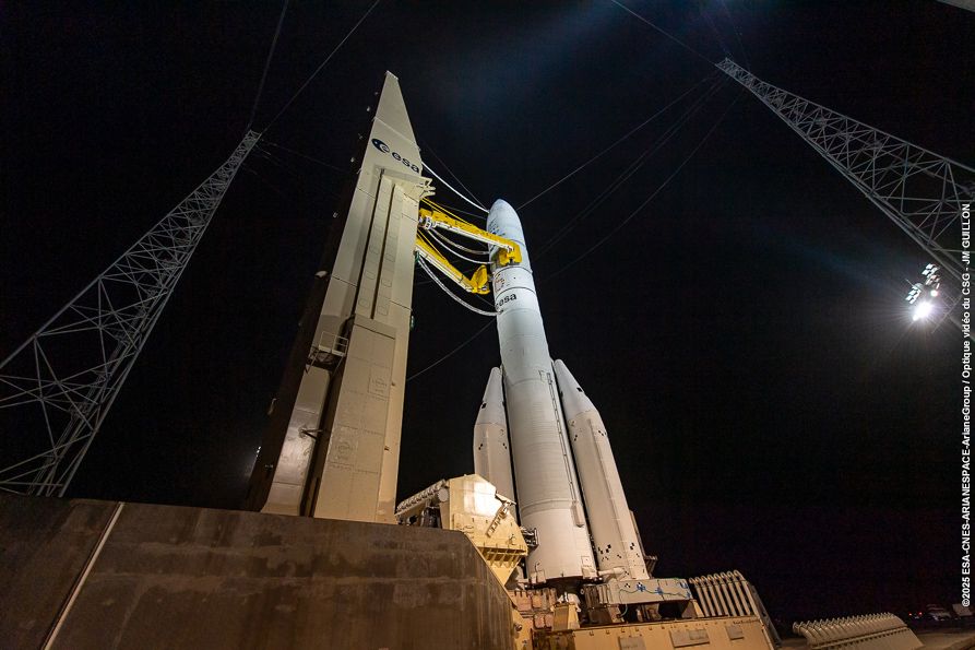 Ariane 6 sur son pas de tir au Centre Spatial Guyanais après le retrait du portique mobile.