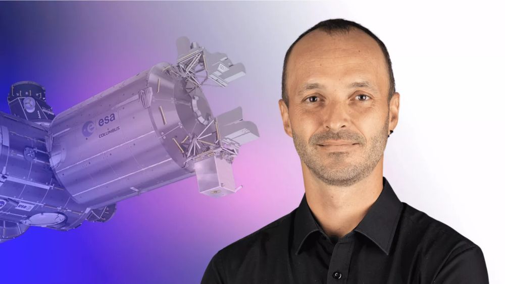 Portrait de Martin Boutelier, responsable de la thématique physique fondamentale au CNES avec une vue 3D du module Columbus de l'ISS sur lequel on voit accroché La plateforme dans laquelle est installée l'horoge atomique PHARAO.