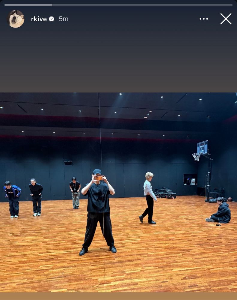 rkive ig story showing a mirror pic of the dance room joon is in the middle taking a pic, three people to the left of him one of them is yoongi and two on the right is jimin and jungkook omfg 
