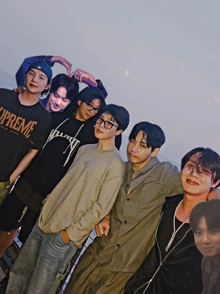 a picture of bangtan all 7 members yup 