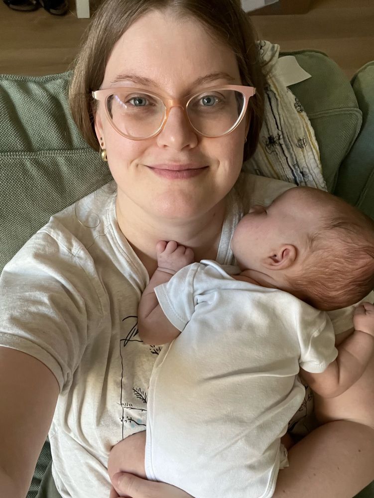 computerliker6, also known as Maggie, in a selfie holding her infant!!