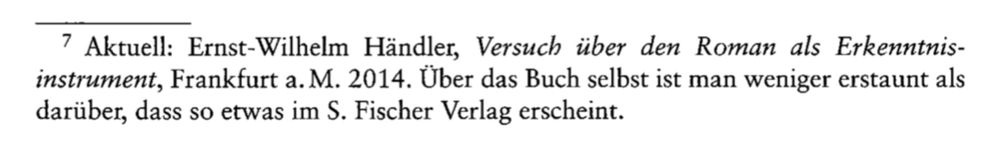 Fußnotenapparat: "Ernst-Wilhelm Händler, Versuch über den Roman als Erkenntnisinstrument, Frankfurt a.M. 2014. Über das Buch selbst ist man weniger erstaunt als darüber, dass so etwas im S. Fischer Verlag erscheint."