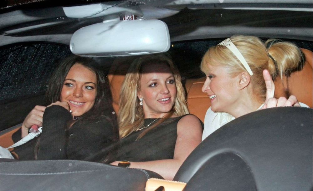 lindsay lohan, britney spears e paris hilton sorrindo em um carro