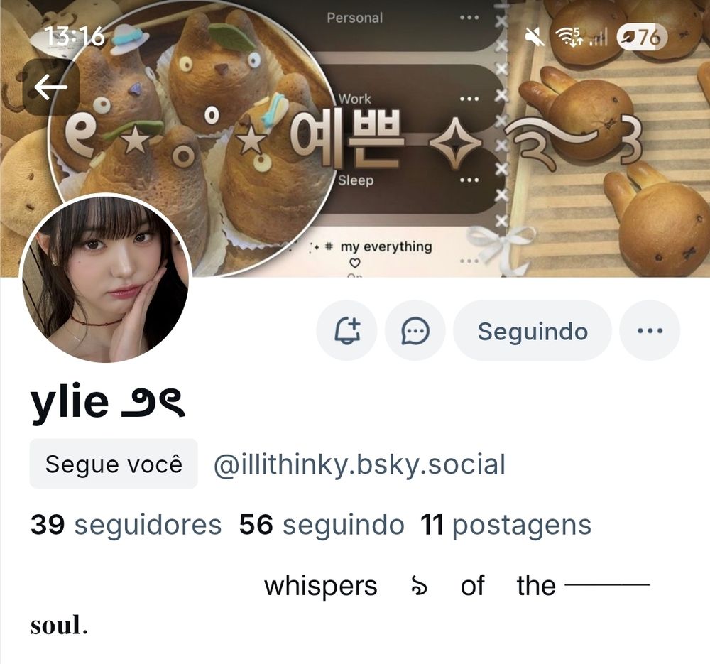 perfil da ylie @illithinky.bsky.social com metadinha das annyeongz, a metade dela é a wonyoung do ive de franja e cabelo preto, e a header é uma colagem com varias imagens das cores amarelo e marrom