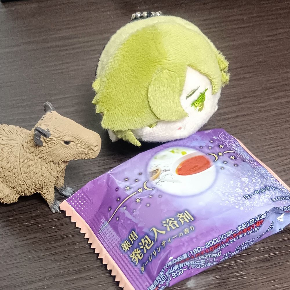 紅茶の香りの入浴剤を、カピバラのフィギュアともちマスミニの鶯丸が見ています。