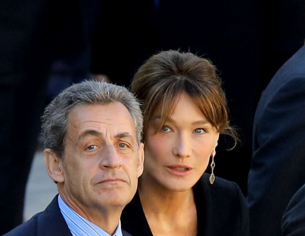 Carla Bruni-Sarkozy qui parle à l’oreille de Nicolas Sarkozy